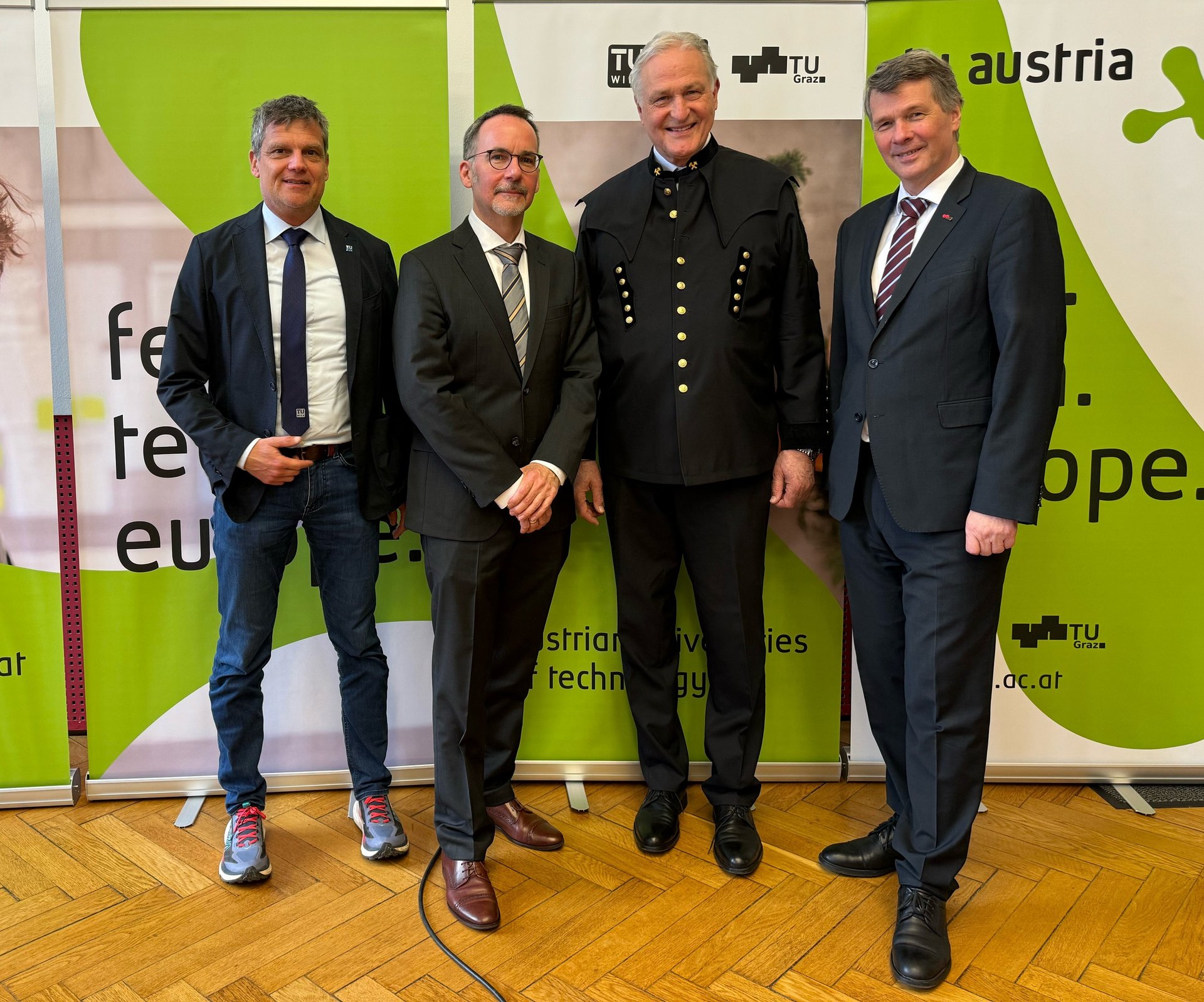 v.l.n.r.: Rektor Jens Schneider (TU Wien), Patentamtspräsident Stefan Harasek, Rektor Peter Moser (Montanuniversität Leoben) und Rektor Horst Bischof (TU Graz). Foto: © TU Austria