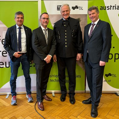 v.l.n.r.: Rektor Jens Schneider (TU Wien), Patentamtspräsident Stefan Harasek, Rektor Peter Moser (Montanuniversität Leoben) und Rektor Horst Bischof (TU Graz). Foto: © TU Austria 