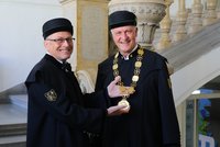 Der bisherige Rektor übergibt die Rektorskette an seinen Nachfolger.
