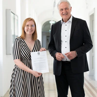Dipl.-Ing. Dr.mont. Eva Gerold und Rektor Peter Moser bei der Vertragsunterzeichnung. Foto: © MUL/Tauderer