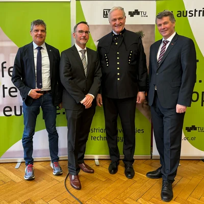 v.l.n.r.: Rektor Jens Schneider (TU Wien), Patentamtspräsident Stefan Harasek, Rektor Peter Moser (Montanuniversität Leoben) und Rektor Horst Bischof (TU Graz). Foto: © TU Austria 