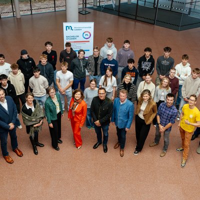 Am 16. Oktober startete an der Montanuniversität Leoben das neue Wahlpflichtfach „TIR – Technik und Innovation in der Region“ mit einem gemeinsamen Projekttag. 26 Schüler*innen der Partnerschulen BG/BRG Knittelfeld, BORG Kindberg und BORG Birkfeld nahmen daran teil. Im Rahmen des Projekttages fand außerdem eine Zusammenkunft der Kooperationspartner*innen statt. 1. Reihe v.l.n.r.: Mag. Dr. Jörg Ladstätter (Direktor BG/BRG Knittelfeld); Mag. Michael Krenn-Gugl (Direktor BORG Birkfeld); Mag. Romana Thaler (Projektleitung "die Industrie"); Mag. Julia Mayerhofer-Lillie (Koordinationsstelle MINT-Region Obersteiermark, Montanuniversität Leoben); Vizerektorin für Marketing und Stakeholder Management, Christina Holweg (Montanuniversität Leoben); Dipl.-Ing. Thomas Ikert (Werksleiter Standort Veitsch, RHI Magnesita); Dipl.-Ing. Bernd Kögler, MBA (technischer Ausbildungsleiter, Pankl Academy); Heidrun Scheikl (Logistics & Operations Expert, RHI Magnesita) und in der 2. Reihe 1.v.r.: Mag. Juri Höfler (Direktor BORG Kindberg). Foto: © MUL/Fazokas   