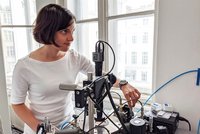 Junge Forscherin arbeitet an Laborgerät.