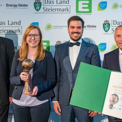 Die Gewinner des Energy Globe Styria Awards 2022 in der Rubrik Forschung vom Lehrstuhl für Nichteisenmetallurgie der Montanuniversität Leoben. v.l.: Univ.-Prof. Dr. Helmut Antrekowitsch, Dr. Eva Gerold, Matthias Honner (Montanuniversität Leoben). Christian Purrer (re., Energie Steiermark) überreicht die Urkunde.