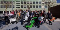 Eine Gruppe Menschen, links ein Mann mit handgeführtem Betonschleifer, mittig Personal Mobility Fahrzeuge und rechts ein Rasenmäher 