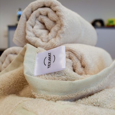 Symbolbild: Handtücher mit Etikett "TEX2MAT"