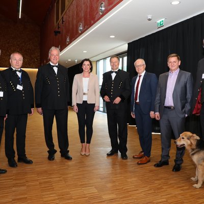 Gruppenfoto mit BVÖ-Präsident Dipl.-Ing. Josef Pappenreiter, BM-Abteilungsleiter für Sicherheit im Bergbau Dipl.-Ing. Thomas Spörker, Montanuni-Vizerektor Peter Moser, BM Elisabeth Köstinger, Montanuni-Rektor Wilfried Eichlseder, Landesrat Hans Seitinger, Leobens Bürgermeister Kurt Wallner, BM-Sektionschef Mag. Andreas Reichhardt
