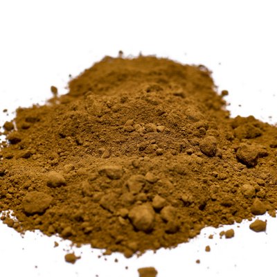 Feines braunes Pulver liegt auf einem Haufen.