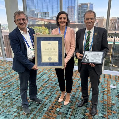 v.l.n.r.: Dr. Sergiu Ilie (Kooperationspartner voestalpine Stahl GmbH), Univ.-Prof. Dipl.-Ing. Dr.mont. Susanne Michelic und Univ.-Prof.i.R. Dipl.-Ing. Dr.tech. Johannes Schenk. Foto: © Privat. 