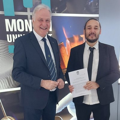 Rektor Peter Moser und Priv.-Doz. Dr. Aleksandar Matkovic bei der Unterzeichnung. Foto: © MUL