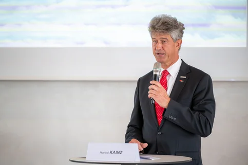 Harald Kainz spricht in Mikrofon