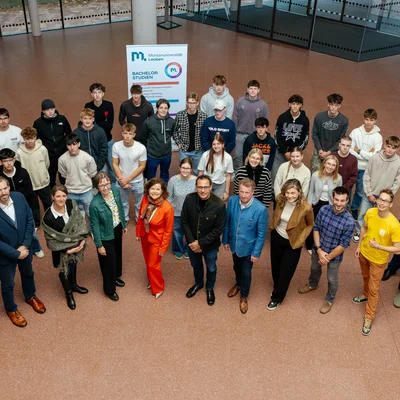Am 16. Oktober startete an der Montanuniversität Leoben das neue Wahlpflichtfach „TIR – Technik und Innovation in der Region“ mit einem gemeinsamen Projekttag. 26 Schüler*innen der Partnerschulen BG/BRG Knittelfeld, BORG Kindberg und BORG Birkfeld nahmen daran teil. Im Rahmen des Projekttages fand außerdem eine Zusammenkunft der Kooperationspartner*innen statt. 1. Reihe v.l.n.r.: Mag. Dr. Jörg Ladstätter (Direktor BG/BRG Knittelfeld); Mag. Michael Krenn-Gugl (Direktor BORG Birkfeld); Mag. Romana Thaler (Projektleitung "die Industrie"); Mag. Julia Mayerhofer-Lillie (Koordinationsstelle MINT-Region Obersteiermark, Montanuniversität Leoben); Vizerektorin für Marketing und Stakeholder Management, Christina Holweg (Montanuniversität Leoben); Dipl.-Ing. Thomas Ikert (Werksleiter Standort Veitsch, RHI Magnesita); Dipl.-Ing. Bernd Kögler, MBA (technischer Ausbildungsleiter, Pankl Academy); Heidrun Scheikl (Logistics & Operations Expert, RHI Magnesita) und in der 2. Reihe 1.v.r.: Mag. Juri Höfler (Direktor BORG Kindberg). Foto: © MUL/Fazokas   