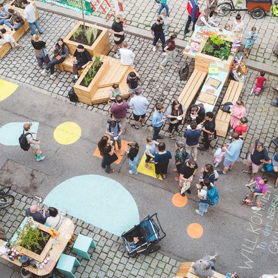 Straßenfest aus Vogelperspektive