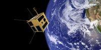 Fotomontage des Satelliten TUGSAT-1 im All mit dem blauen Planeten Erde im Hintergrund.