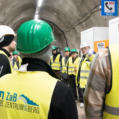 Einige Personen sind in einem Tunnel.