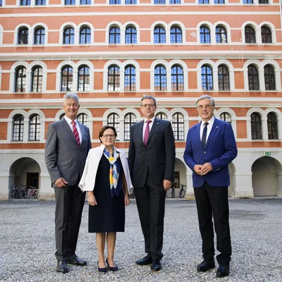 Den steirischen Unis fehlen mehr als 100 Millionen Euro: Harald Kainz (Rektor TU Graz), Martha Mühlburger (Vizerektorin Montanuni Leoben), Georg Schulz (Rektor Kunstuni Graz), Hellmut Samonigg (Rektor Med Uni Graz) – v.l. – und Peter Riedler (geschäftsführender Rektor Uni Graz), der kurzfristig krankheitsbedingt nicht an der Pressekonferenz teilnehmen konnte, warnen vor weitreichenden Konsequenzen für Forschung und Lehre ebenso wie für den Standort Steiermark.