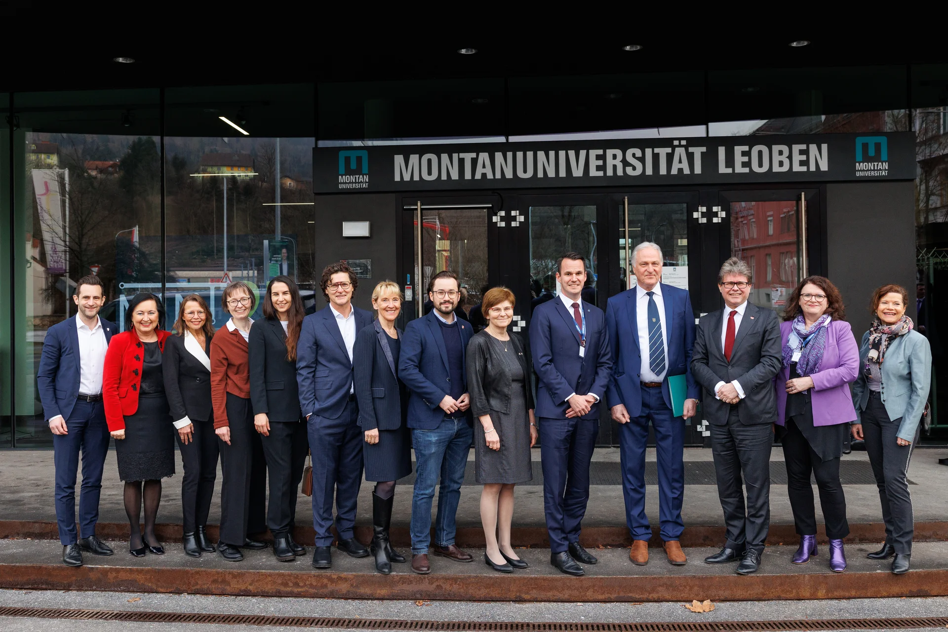 v.l.n.r.: Klubobmann Lukas Schnitzer, Bildungsdirektorin Elisabeth Meixner, Rektorin Beatrix Karl (Pädagogische Hochschule Steiermark), MINT-Beauftragte Julia Mayerhofer-Lillie (Montanuniversität Leoben), Andrea Pichler (Leitung des Bereichs Pädagogischer Dienst) , AWS-GF Gerfried Brunner, Sektionschefin Barbara Weitgruber , Vizebürgermeisterin Birgit Sandler (Stadt Leoben), Landesrat Stefan Hermann, Rektor Peter Moser (Montanuniversität Leoben), Bundesminister Martin Polaschek, Sektionschefin Doris Wagner, Vizerektorin Christina Holweg (Montanuniversität Leoben). Foto: © MUL/Stöbbauer.