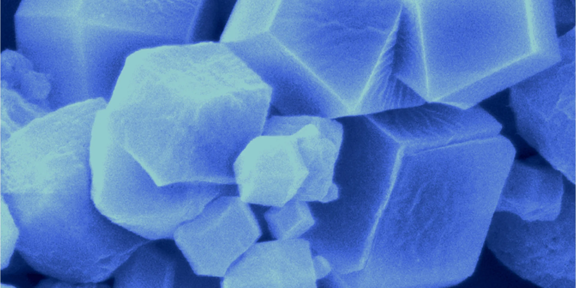Elektronenmikroskopisches Bild eines MOFs. Bildquelle: PTC - TU Graz Das von einem Elektronenmikroskop aufgenommene Bild eines mikroporösen Kristalls