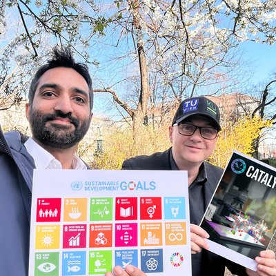 Zwei Personen im Park