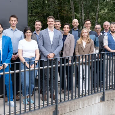 Gruppenfoto der beteiligten Forschenden der Doctoral School CHESS an der Montanuniversität Leoben vor einem Gebäude.