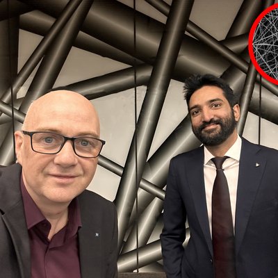 zwei Personen vor einer Wand 