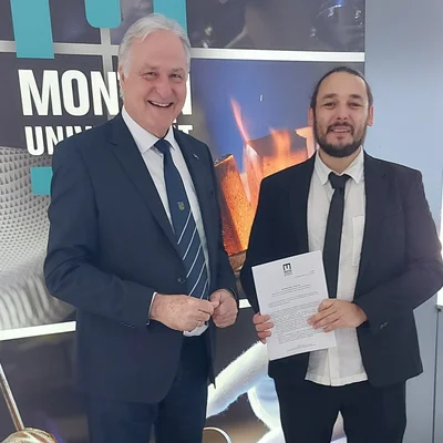Rektor Peter Moser und Priv.-Doz. Dr. Aleksandar Matkovic bei der Unterzeichnung. Foto: © MUL