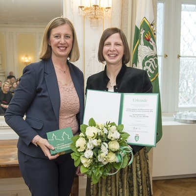 Landesrätin Barbara Eibinger-Miedl mit der Preisträgerin Svea Mayer