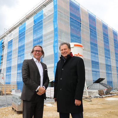 Federal Minister Martin Polaschek together with Rector Wilfried Eichlseder in front of the new study center under construction.