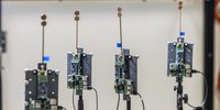 Ein Bild von vier Computerplatinen mit 6G-Antennen darauf.