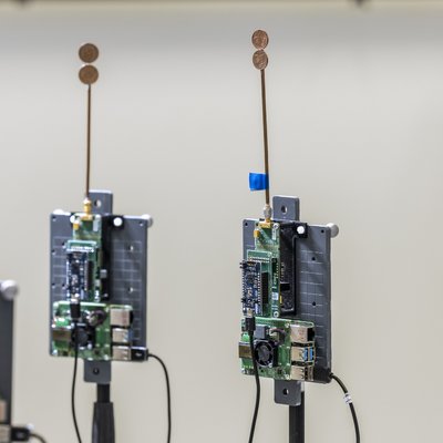 Ein Bild von vier Computerplatinen mit 6G-Antennen darauf.