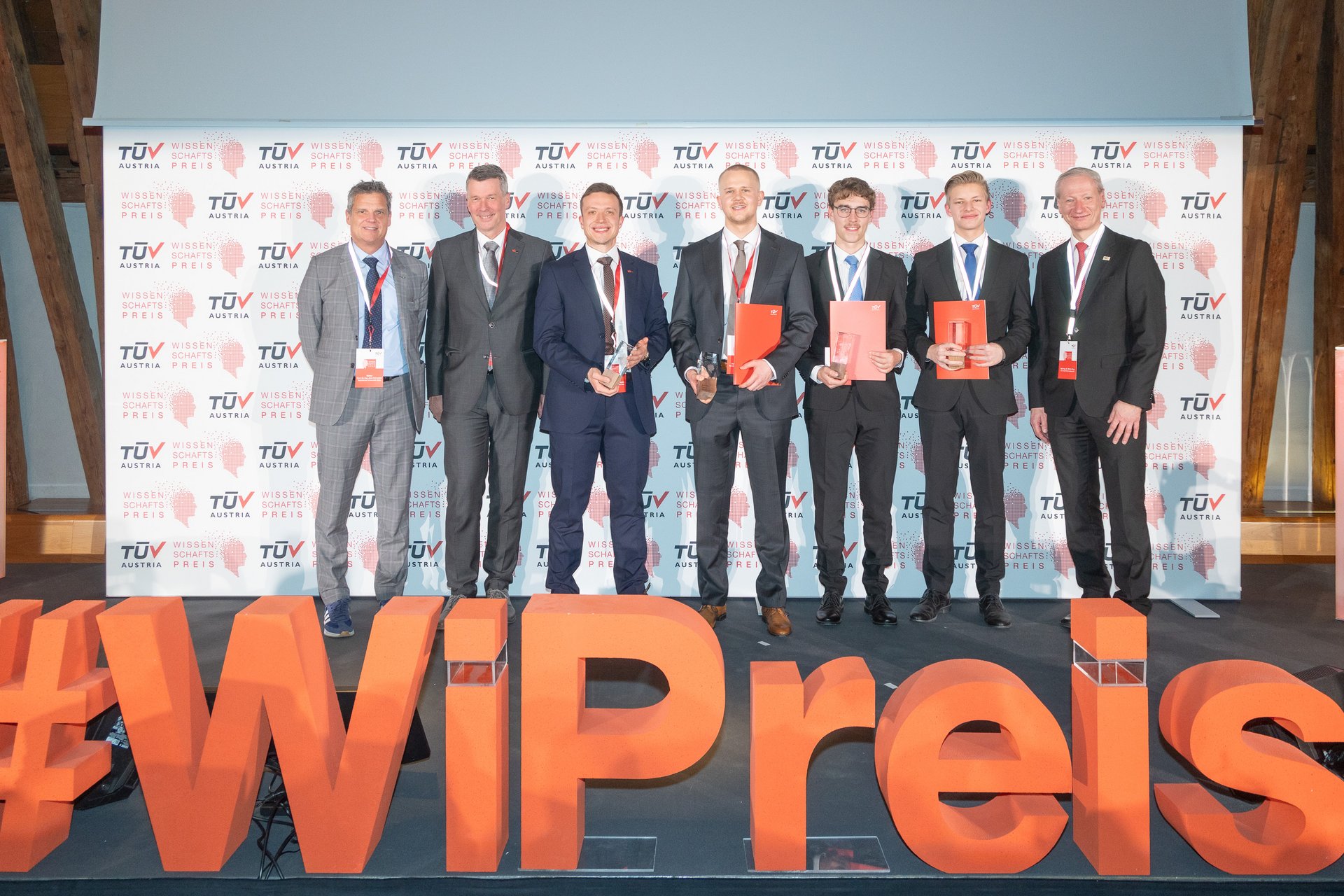 Gruppenfoto von allen Preisträger_innen 