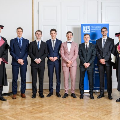 Gruppenfoto, Personen stehend: Georg Steinhauser, Roman Parzer, Aleksandar Arandjelović, Kristof Widermann, Aleksandar Pavlović, Markus Leuthner, Lukas Neubauer und Rektor Jens Schneider (von links)