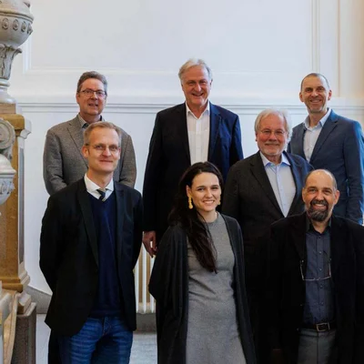 Eröffnung des Kolloquiums zu den Nobelpreisen 2023, v. l. vorne: Univ.-Prof. Dr. Martin Schulze, Assoz.Prof. Dr. Maria Ibáñez, em. Univ.-Prof. Dr. Werner Sitte, Univ.-Prof. Dr. Christian Teichert, 2. Reihe v.l.: Univ.-Prof. Dr. Oskar Paris, Rektor Univ.-Prof. Dr. Peter Moser, Vizerektor Univ.-Prof. Dr. Thomas Prohaska (Foto: MUL/Stöbbauer).