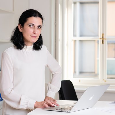 Laura Kovacs mit Laptop im Büro