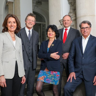Gruppenfoto des Universitätsrats in der Universitätshalle.