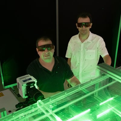 Zwei Forscher im Labor