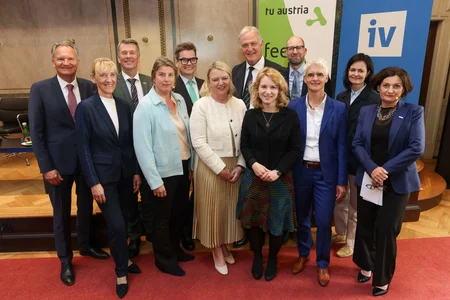 v.l.n.r.: Robert-Jan Smits (Präsident emeritus, TU Eindhoven), Barbara Weitgruber (BMFWF), Horst Bischof (Rektor TU Graz), Isabella Meran-Waldstein (IV), Christoph Neumayer, (Generalsekretär der IV), Brigitte Ecker (WPZ Research GmbH), Peter Moser (Rektor Montanuniversität Leoben), Eva-Maria Holzleitner (Bundesministerin für Frauen, Wissenschaft und Forschung), Pascal Hetze (Stifterverband Berlin), Mirjam Storim (Leiterin der Siemens RIE Ecosysteme), Elisabeth Engelbrechtsmüller-Strauß (CEO der Fronius International GmbH) und Andrea Höglinger (Vizerektorin der TU Graz).