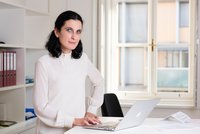 Laura Kovacs mit Laptop im Büro