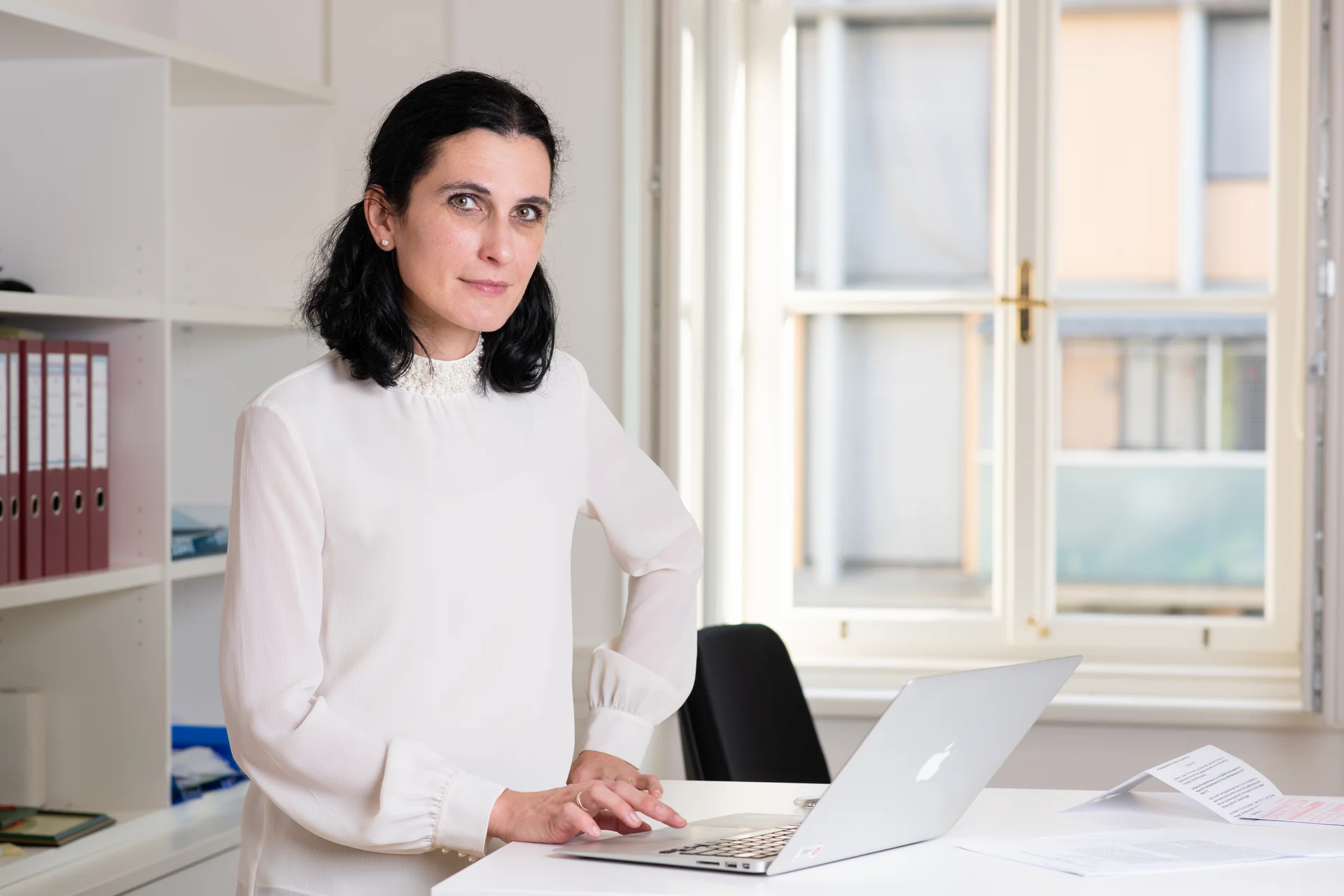 Laura Kovacs mit Laptop im Büro
