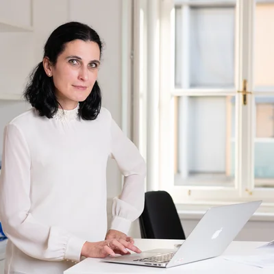 Laura Kovacs mit Laptop im Büro