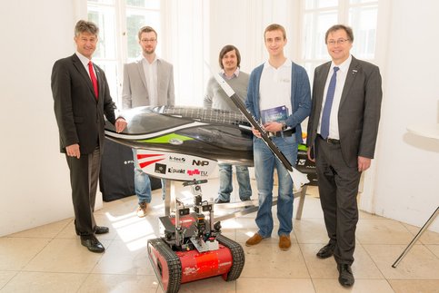 Harald Kainz, TU Austria-Präsident und Rektor der TU Graz, und sein Amtskollege Rektor Wilfried Eichlseder von der Montanuni Leoben nehmen Vertretern von drei Studierendeninitiativen in ihre Mitte.