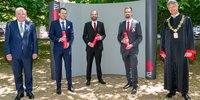 Fünf Herren im Park in Festkleidung bzw. Talar