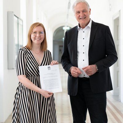 Dipl.-Ing. Dr.mont. Eva Gerold und Rektor Peter Moser bei der Vertragsunterzeichnung. Foto: © MUL/Tauderer