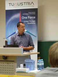 Dr. Bock gibt einen Einblick in die Grundlagen der Wasserstoffproduktion sowie die grundlegenden Prinzipien der Elektrochemie