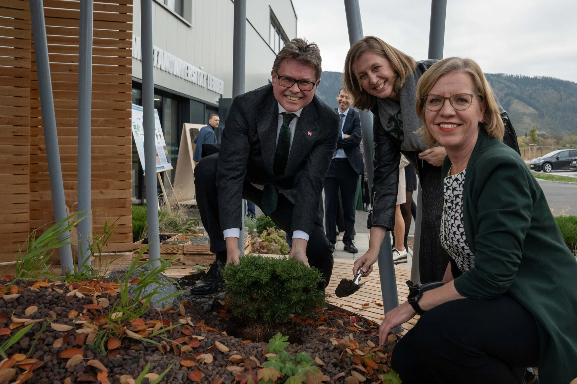 Bundesminister Dr. Martin Polaschek, Landesrätin MMag.a Barbara Eibinger-Miedl und Bundesministerin Leonore Gewessler, BA,pflanzten (v.l.n.r.) nach der feierlichen Eröffnung einen Baum. Foto: MUL/Tauderer 