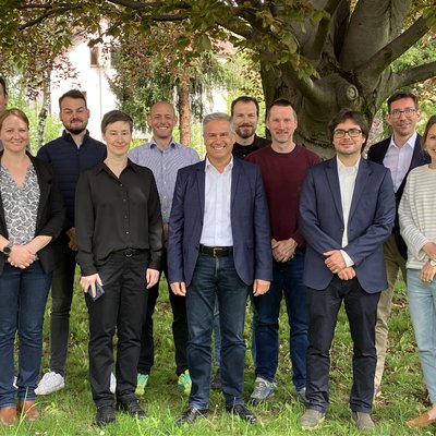 Gruppe von Menschen, die sich mit der Forschung der Hochtemperaturelektrolyse beschäftigen.