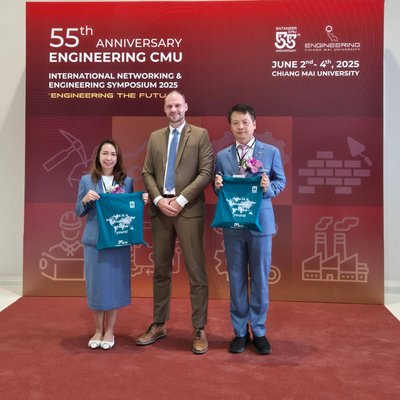 Priv.-Doz. Dr. Manuel Woschank (mitte) beim  55. International Networking and Engineering Symposium 2025 in Chiang Mai, Thailand. Foto: © Privat. 