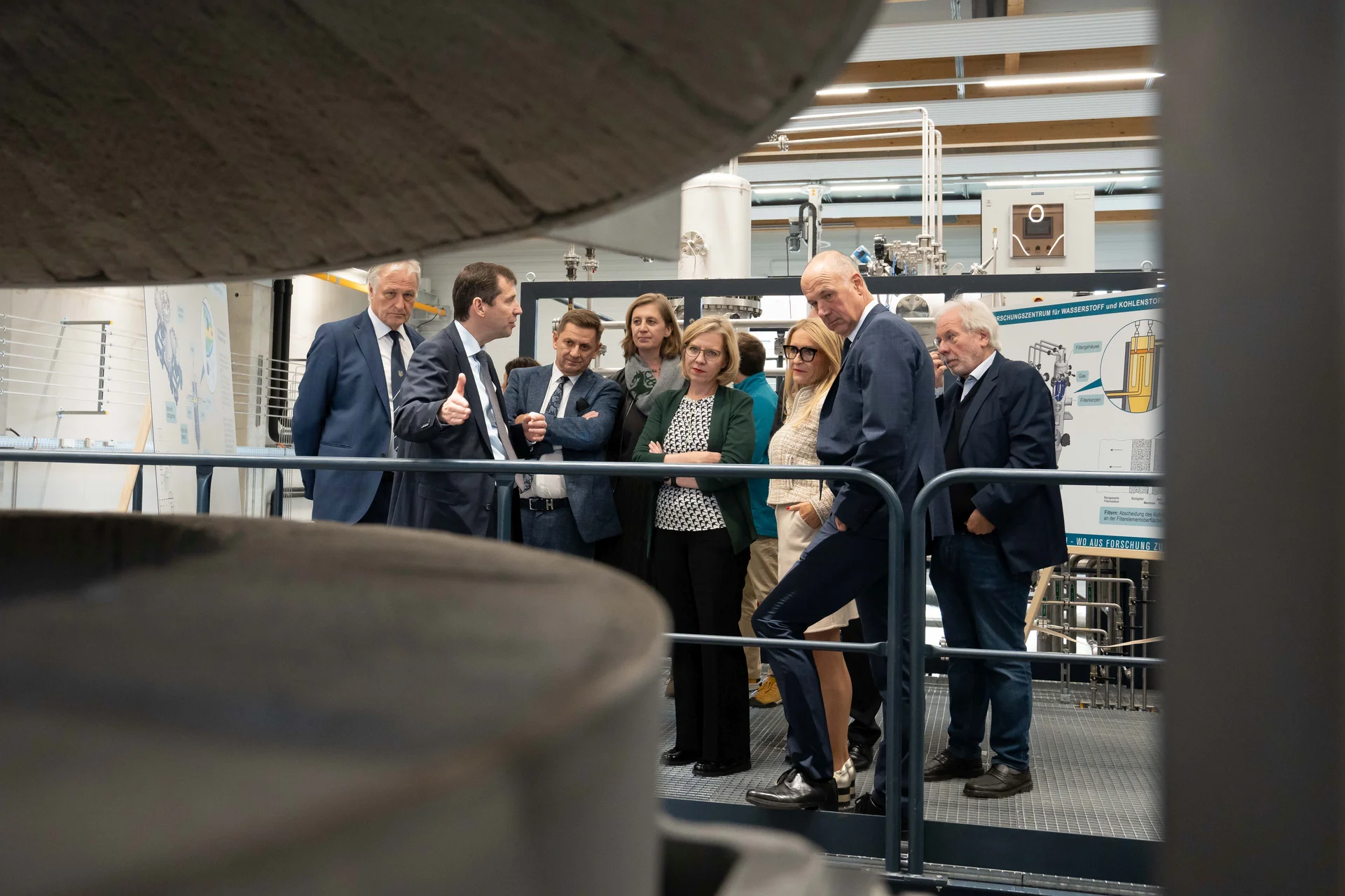 Im Anschluss an die offizielle Eröffnung hatten die Gäste die einmalige Gelegenheit, das neue Forschungszentrum für Wasserstoff und Kohlenstoff zu besichtigen und bei geführten Rundgängen einen Einblick in die hochmoderne Einrichtung zu erhalten. Foto: MUL/Tauderer