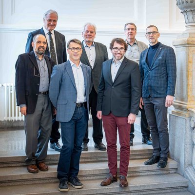 Gruppenbild zur Eröffnung des Kolloquiums zu den Nobelpreisen 2024: v.l. hinten: Univ.-Prof. Christian Teichert, Rektor Peter Moser, Univ.-Prof. Werner Sitte, Univ.-Prof. Oskar Paris, Vizerektor Thomas Prohaska, v.l. vorne: Univ.-Prof. Christoph Dellago und Univ.-Prof. Gustav Oberdorfer. Foto: © MUL/Luschin.  