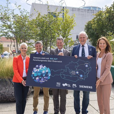 Von links: Mirjam Storim, Jens Schneider, Horst Bischof, Peter Moser und Patricia Neumann präsentieren die erweiterte Forschungspartnerschaft "Siemens RIE AUT".